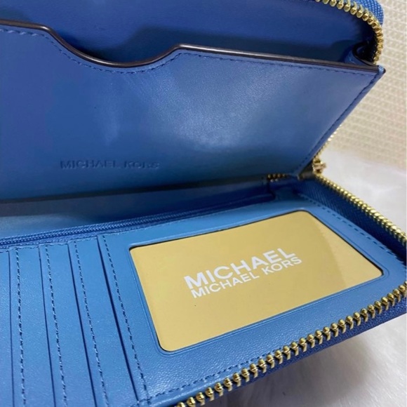 Michael Kors wristlet phone holder and wallet - Picture 2 of 4